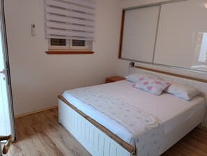 House | 2 bedrooms, iron/ironing board, free WiFi