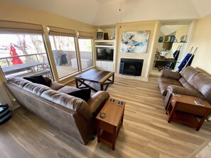Smart TV, table tennis, books, computer monitors - Sunset View, fully fenced yard, dog friendly (Gun Barrel City)