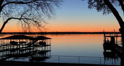 Sunset View, fully fenced yard, dog friendly
