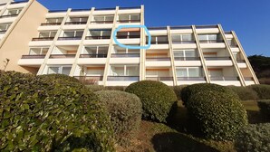 A multi-story building with a modern architectural design, featuring a series of balconies and windows. - SEAFRONT APARTMENT 60 M2 AND LOGGIA (Saint-Jean-de-Monts)