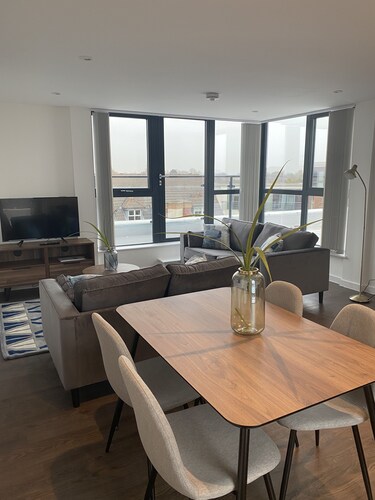 Modern 2 Bedroom Penthouse Apartment