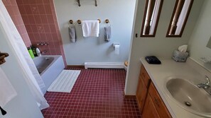 Bathroom - Walton Lake Mountain Lodge (Monroe)