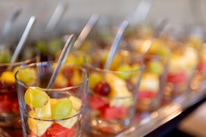 A tray of fruit cups with straws. - Hotel STEIGER Elbschlösschen Rathen (Rathen)