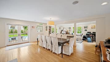 House, Multiple Beds (Floyd's Estate) | Dining