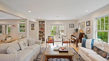 House, Multiple Beds (Floyd's Estate) | Living area