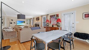 獨棟房屋, 多張床 (Woodbury Wonder) | 客廳 | 電視、壁爐、音響