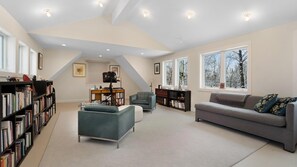 獨棟房屋, 多張床 (Woodbury Wonder) | 客廳 | 電視、壁爐、音響