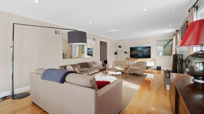 獨棟房屋, 多張床 (Woodbury Wonder) | 客廳 | 電視、壁爐、音響