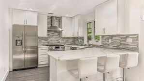 Casa, varias camas (Harbor View Haven) | Cocina privada