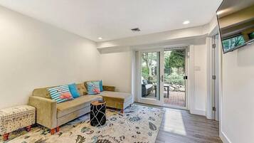 House, Multiple Beds (Harbor View Haven) | Living room