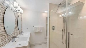 House, Multiple Beds (Harbor View Haven) | Bathroom