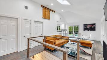 House, Multiple Beds (Harbor View Haven) | Private kitchen