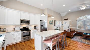 House, Multiple Beds (Greenport Getaway) | Private kitchen