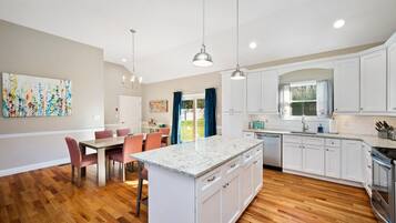 House, Multiple Beds (Greenport Getaway) | Private kitchen