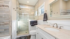 Casa, varias camas (Greenport Getaway) | Baño
