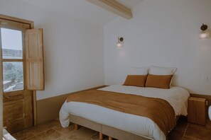 3 chambres, coffres-forts dans les chambres, fer et planche à repasser