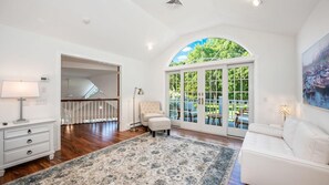 Casa, varias camas (Seatuck Contemporary by Westhampton V) | Tabla de planchar con plancha y wifi