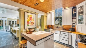 House, Multiple Beds (Amagansett Charm) | Private kitchen | Microwave, toaster, blender - Amagansett Charm (Amagansett)