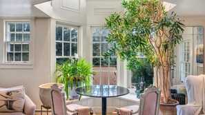Casa, várias camas (Amagansett Charm) | Sala de estar | TV, lareira