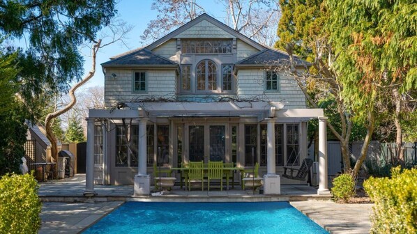 Casa, varias camas (Amagansett Charm) | Alberca | Alberca al aire libre y alberca climatizada