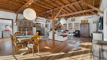 House, Multiple Beds (Twin Lakes Tranquility) | Living room