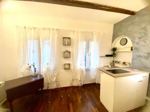 Fridge, microwave, stovetop, coffee/tea maker - NAVONA SUITE VIOLET (Roma)