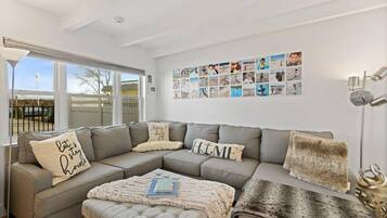 Apartemen, Beberapa Tempat Tidur (Shinnecock Bay Waterfront) | Ruang keluarga | TV dan peralatan stereo