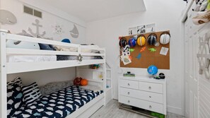 Apartamento, várias camas (Shinnecock Bay Waterfront) | 2 quartos, Wi-Fi