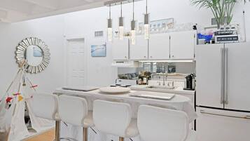 Apartemen, Beberapa Tempat Tidur (Shinnecock Bay Waterfront) | Dapur pribadi | Lemari es, microwave, mesin pencuci piring, dan blender