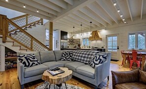 تلفزيون ذكي، مدفأة، مشغل دي في دي، كُتُب