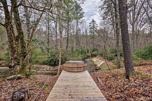 Family and pet friendly cabin on a creek. 10 minutes to downtown Cashiers 