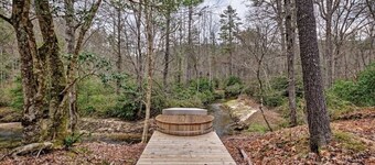Family and pet friendly cabin on a creek. 10 minutes to downtown Cashiers 