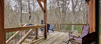 Family and pet friendly cabin on a creek. 10 minutes to downtown Cashiers 
