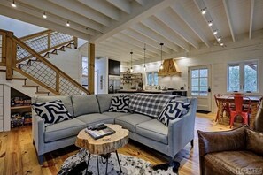 Smart TV, chimenea, reproductor de DVD y libros 