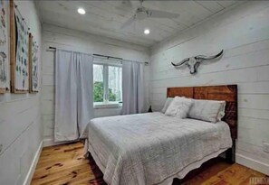 3 bedrooms, desk, iron/ironing board, free WiFi