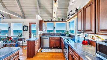 House, Multiple Beds (Beach House on Fort Pond Bay) | Private kitchen
