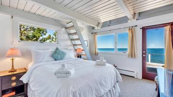House, Multiple Beds (Beach House on Fort Pond Bay) | 3 bedrooms
