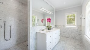 House, Multiple Beds (Village Fringe Luxury) | Bathroom