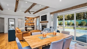Casa, várias camas (East Hampton Village Hideaway) | Cozinha privada | Micro-ondas, torradeira, liquidificador
