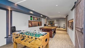 Casa, várias camas (East Hampton Village Hideaway) | Sala de jogos