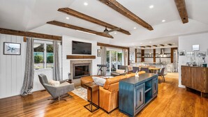 Casa, várias camas (East Hampton Village Hideaway) | Sala de estar | TV, lareira, pebolim, aparelho de som
