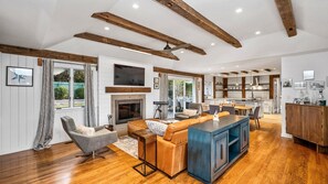 Maison, Plusieurs lits (East Hampton Village Hideaway) | Salle de séjour | Téléviseur, foyer, table de baby-foot, chaßne audio