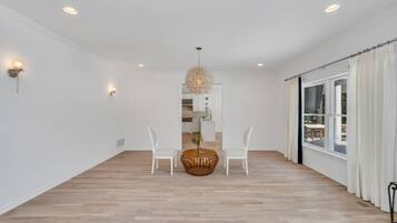 独立别墅, 多张床 (Northwest Harbor Retreat) | 客厅 | 电视、壁炉、立体声音响