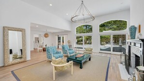 ハウス ベッド (複数台) (Northwest Harbor Retreat) | リビングルーム | テレビ、暖炉、ステレオ