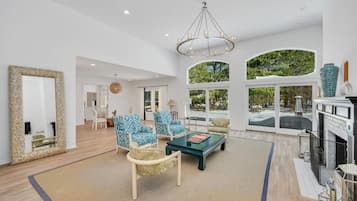 Maison, plusieurs lits (Northwest Harbor Retreat) | Salle de séjour | Télévision, cheminée, chaßne hi-fi