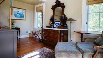 House, Multiple Beds (Bassinova-on-Hudson) | Living room