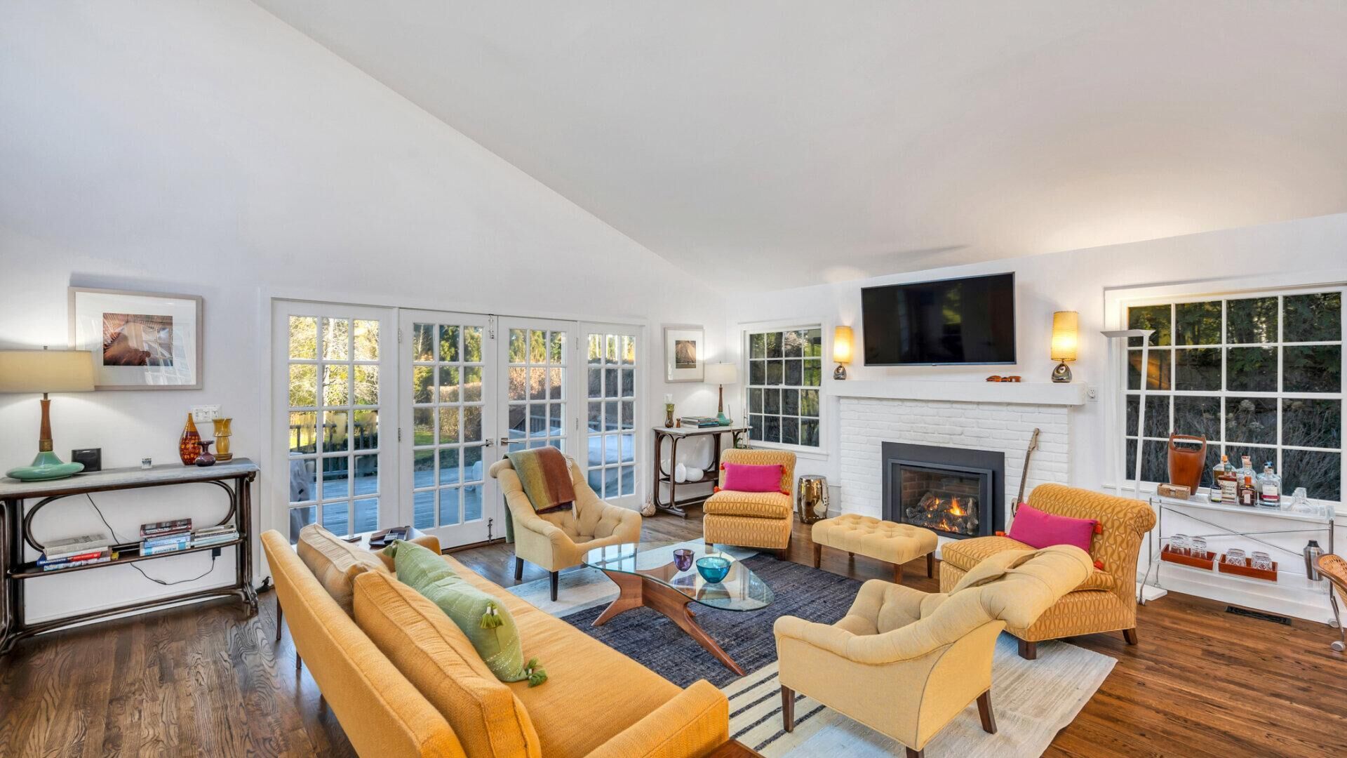 House, Multiple Beds (East Hampton Delight) | Living room | TV