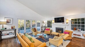 獨棟房屋, 多張床 (East Hampton Delight) | 客廳 | 電視