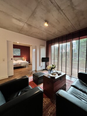 Junior-Studiosuite | Wohnbereich | 24-Zoll-Flachbildfernseher mit Satellitenempfang, Fernseher