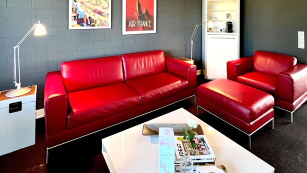 Superior Studio Suite | Living area | 24-inch flat-screen TV with satellite channels, TV - Gossler Suite (Hamburg)